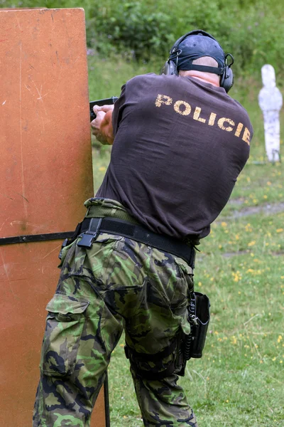 Polisi menembak di lapangan tembak. — Stok Foto