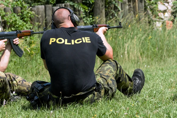 Policja na strzelnicy w praktyce fotografowania — Zdjęcie stockowe