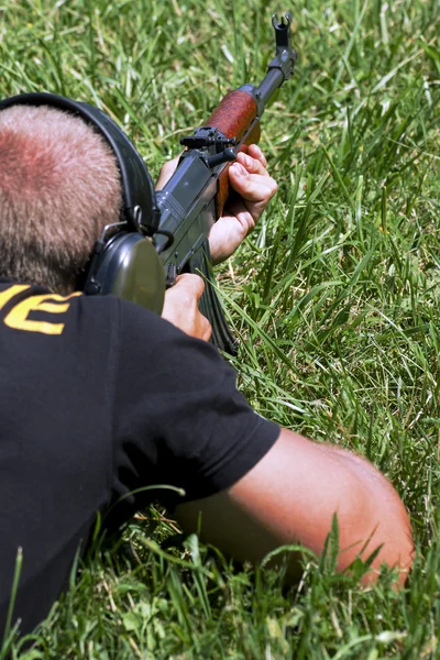 Prática de tiro policial em um campo de tiro — Fotografia de Stock