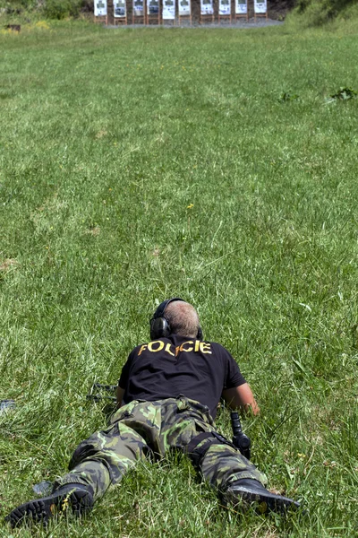 Prática de tiro policial em um campo de tiro — Fotografia de Stock