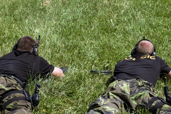 Politie praktijk schieten op een schietbaan — Stockfoto
