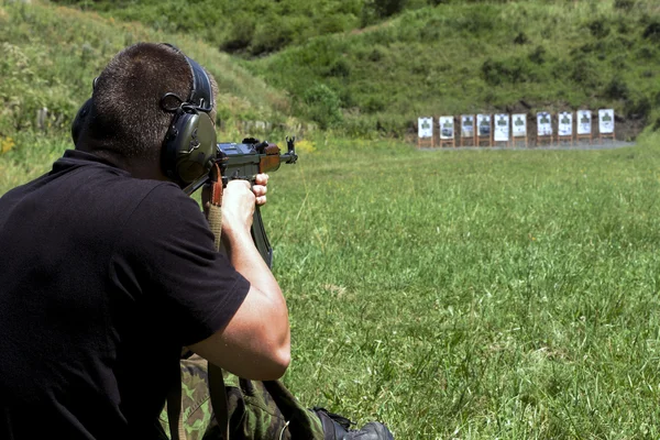 Prática de tiro policial em um campo de tiro — Fotografia de Stock