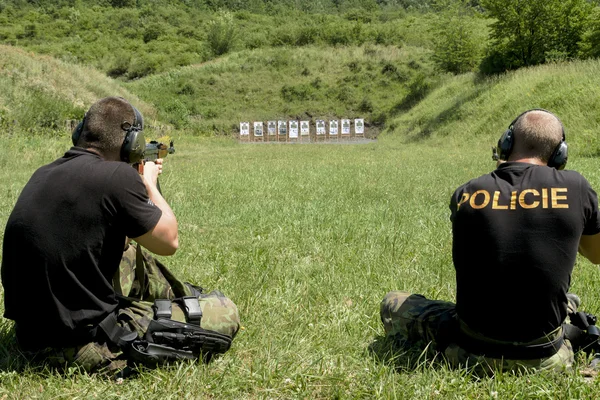 Prática de tiro policial em um campo de tiro — Fotografia de Stock