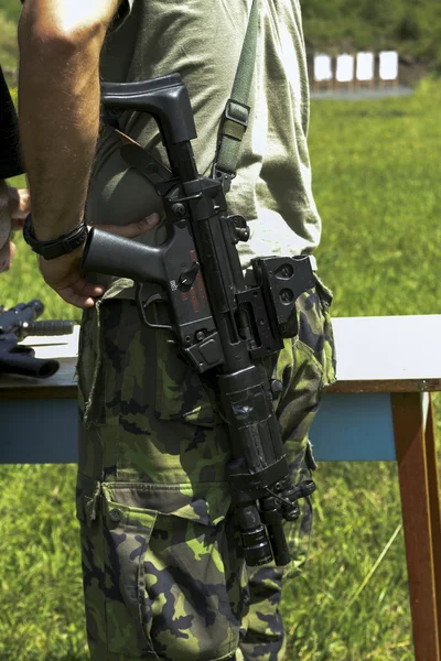 Pratique de tir de police à un champ de tir — Photo