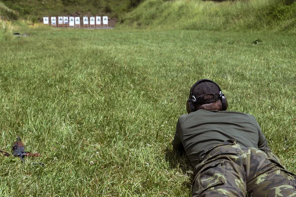 Prática de tiro policial em um campo de tiro — Fotografia de Stock