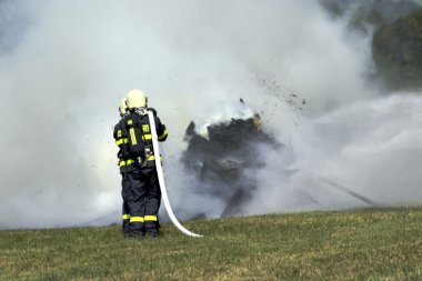 İtfaiye yangın yangın araç söndürmek