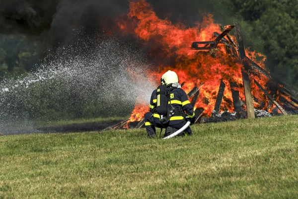 Bombeiros extinguem veículo de incêndio — Fotografia de Stock