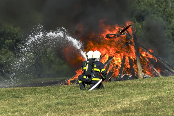 Bombeiros extinguem veículo de incêndio — Fotografia de Stock