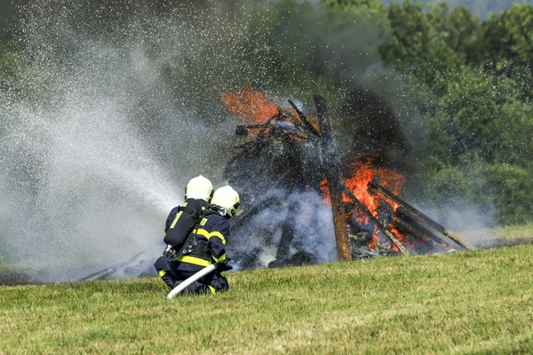 Bombeiros extinguem veículo de incêndio — Fotografia de Stock