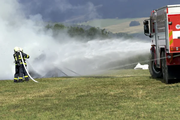 İtfaiye yangın yangın araç söndürmek