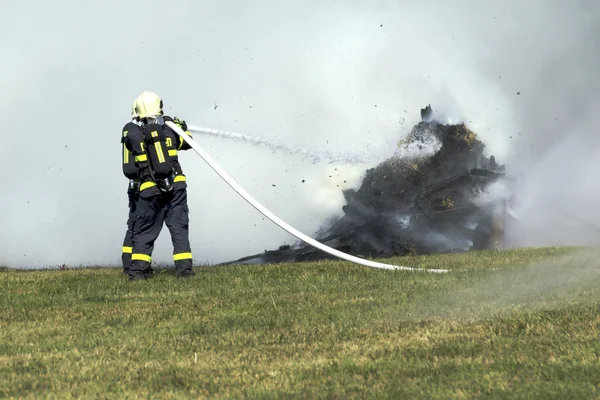 Bombeiros extinguem veículo de incêndio — Fotografia de Stock