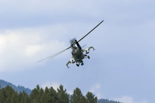 Askeri saldırı helikopteri savaşa hazır — Stok fotoğraf