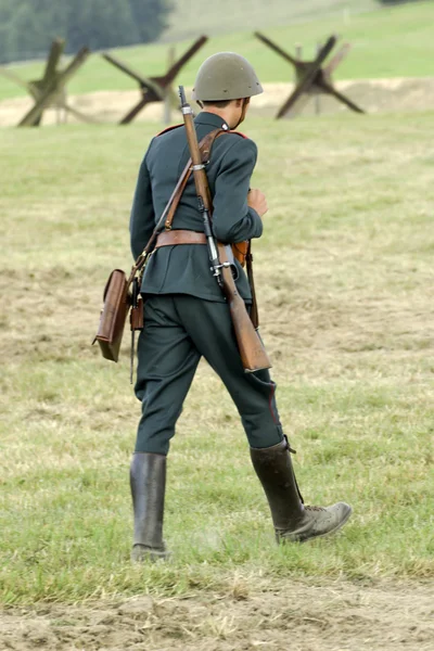 Vojáků a vybavení v historické bitvě — Stock fotografie