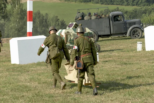 Vojáků a vybavení v historické bitvě — Stock fotografie