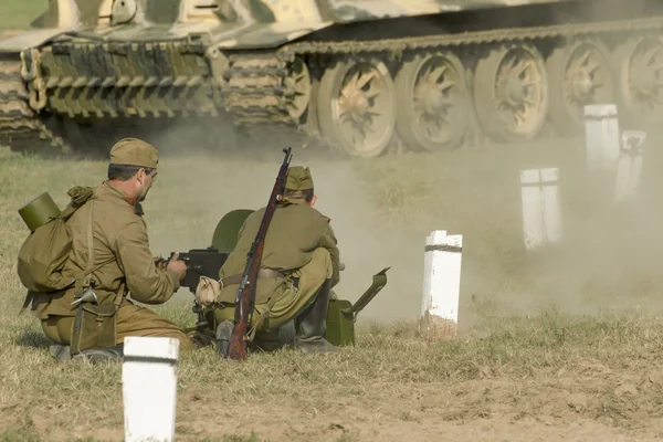 Vojáků a vybavení v historické bitvě — Stock fotografie