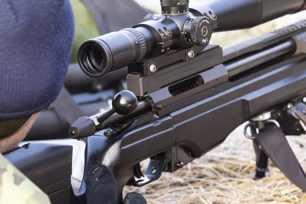 Scharfschütze der Polizei mit seiner Waffe — Stockfoto