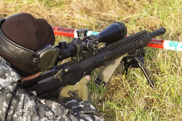 Francotirador de la policía con su arma — Foto de Stock