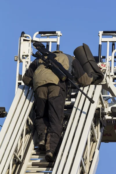 Francotirador de la policía con su arma — Foto de Stock