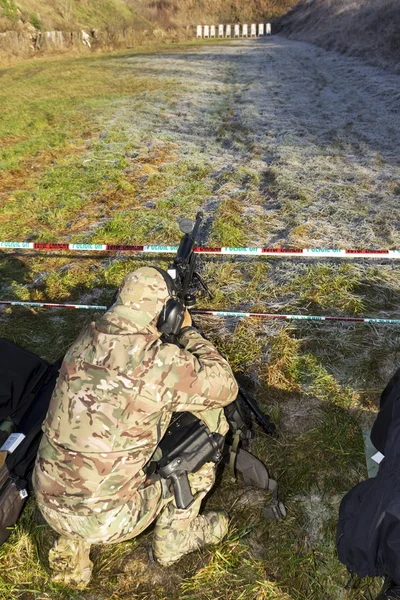 Policejní odstřelovač se svou zbraní — Stock fotografie