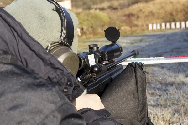 Cecchino della polizia con la sua pistola — Foto Stock