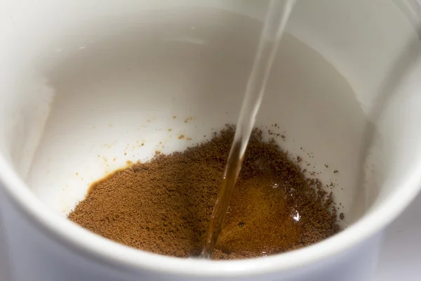 Ízletes fekete kávé a fehér csészében — Stock Fotó