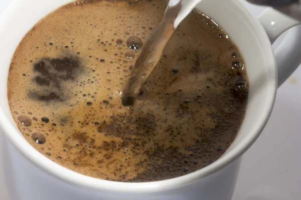 Delicioso café negro en una taza blanca —  Fotos de Stock