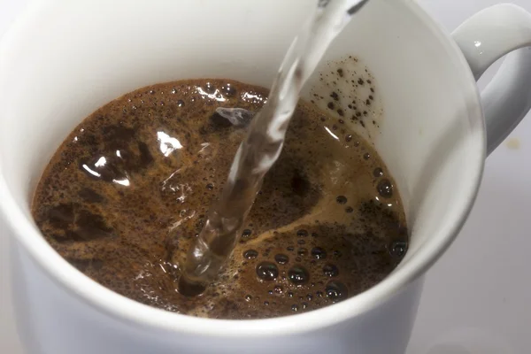 Смачна чорна кава в білій чашці — стокове фото