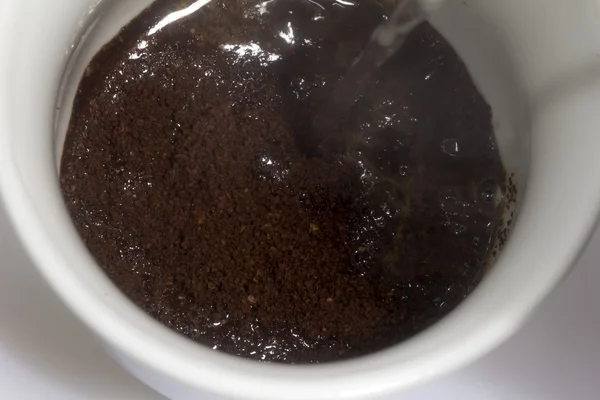 Pyszne Czarna kawa w filiżance biały — Zdjęcie stockowe