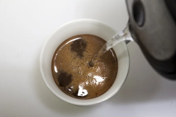 Delicioso café preto em uma xícara branca — Fotografia de Stock