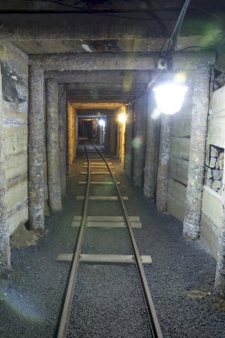 Koridorda bir yeraltı madeni parçalar