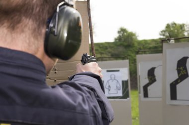 Pratik çekim sırasında polis