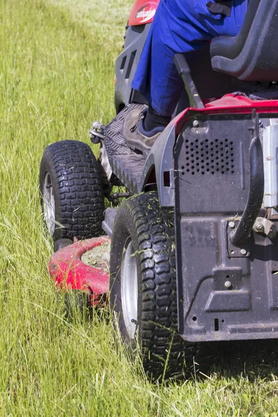 Arbetare skära gräs motor gräsklippare — Stockfoto