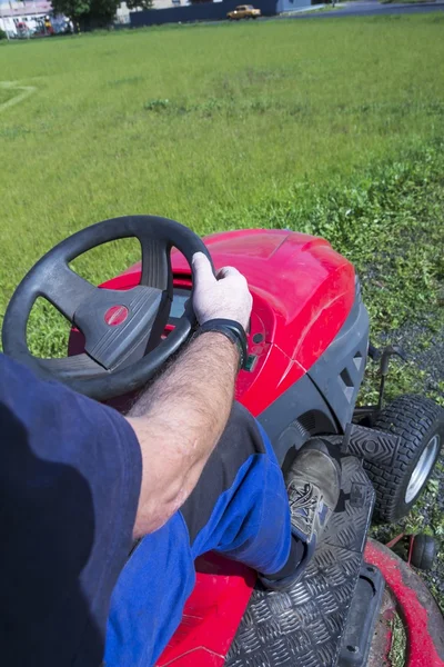 Arbetare skära gräs motor gräsklippare — Stockfoto