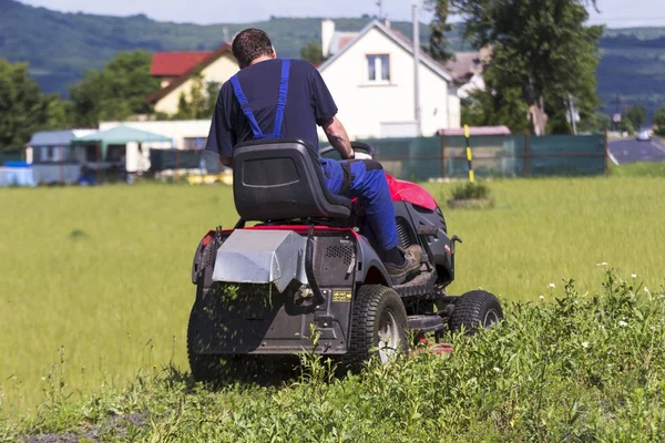 İşçi haşıl çim çayır biçme makinesi