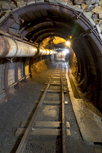Corredor em uma mina subterrânea com trilhos — Fotografia de Stock