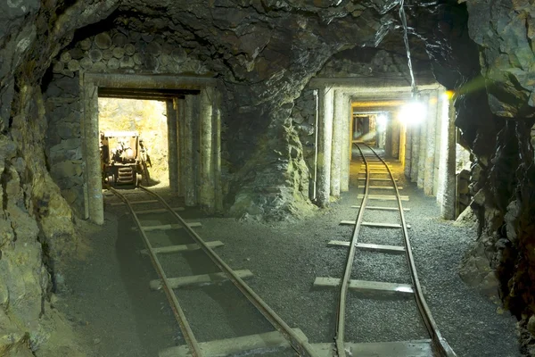 Corredor em uma mina subterrânea com trilhos — Fotografia de Stock