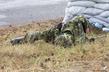 asker kamuflaj elbiseli savaşır