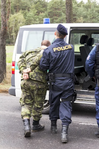 La police a arrêté un soldat armé — Photo