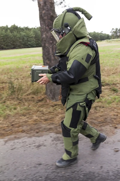 Polis patlayıcı uzmanı eylem