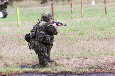 asker kamuflaj elbiseli savaşır