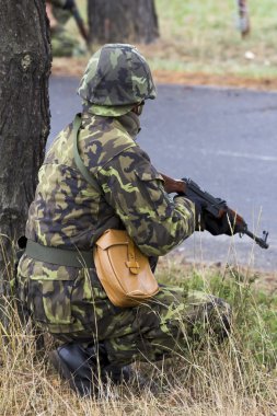 asker kamuflaj elbiseli savaşır