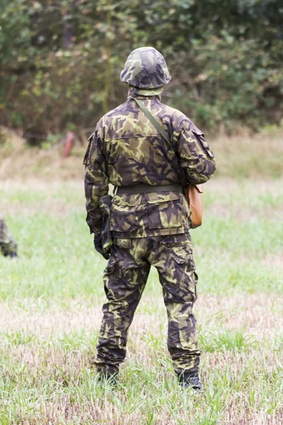 Στρατιώτης σε ένα κοστούμι καμουφλάζ παλεύει — Φωτογραφία Αρχείου
