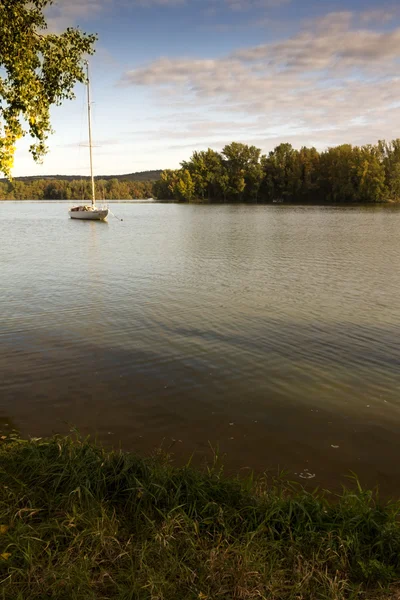 Danau tenang dengan kapal pesiar di musim gugur — Stok Foto