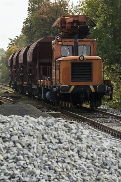 Train de marchandises debout à la gare — Photo