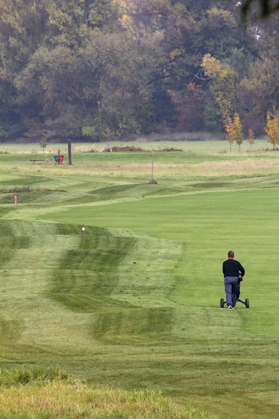 Människor flyttar runt golfbanan — Stockfoto