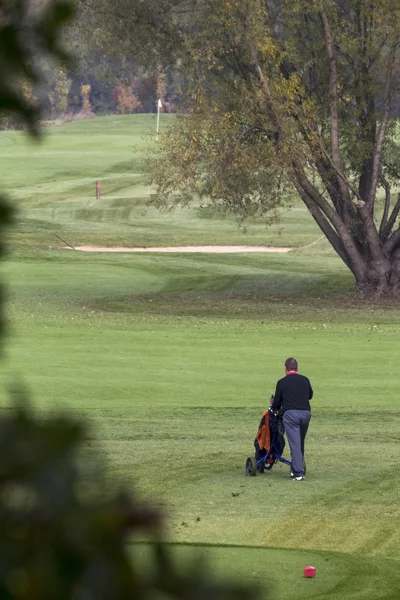 La gente se mueve alrededor del campo de golf —  Fotos de Stock