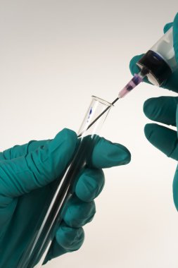 Beyaz bir arka plan üzerinde iğne ile şırınga