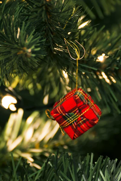 Adornos de Navidad en el árbol —  Fotos de Stock