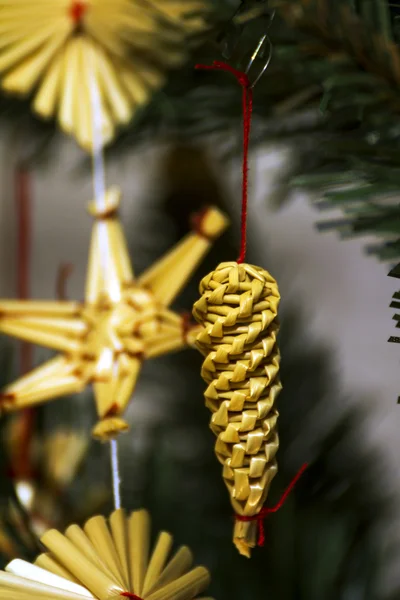 Adornos de Navidad en el árbol —  Fotos de Stock