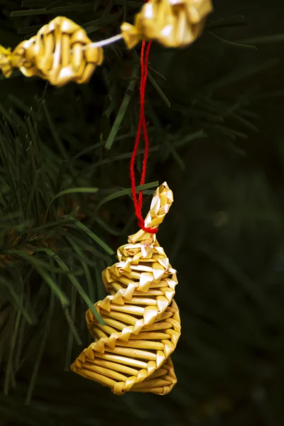 Adornos de Navidad en el árbol —  Fotos de Stock